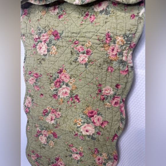Floral Cottagecore Reversable Quilted Table Runner and Placemats - Picture 3 of 13